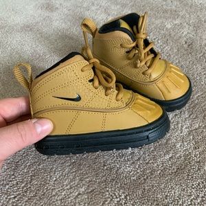 Tan Nike toddler boots size 4c